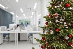 Oficina decorada en época de fin de año durante una jornada laboral