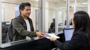 Trámite de un permiso de residencia en una oficina de extranjería en España.
