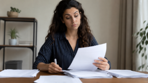 Trabajadora revisando sus contratos temporales encadenados.