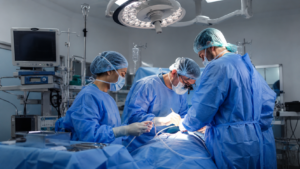 Operación médica en quirófano.