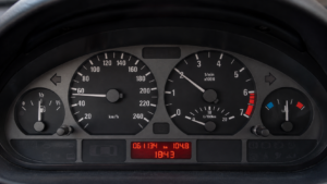 Cuadro de instrumentos de un coche con el cuentakilómetros, posible manipulación.