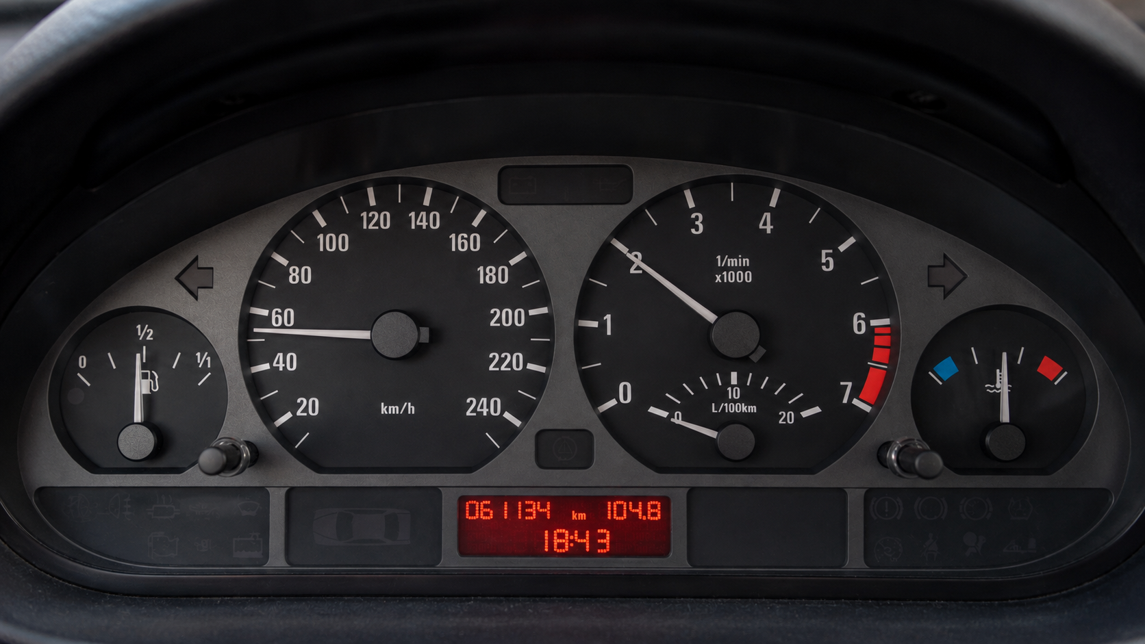 Cuadro de instrumentos de un coche con el cuentakilómetros, posible manipulación.